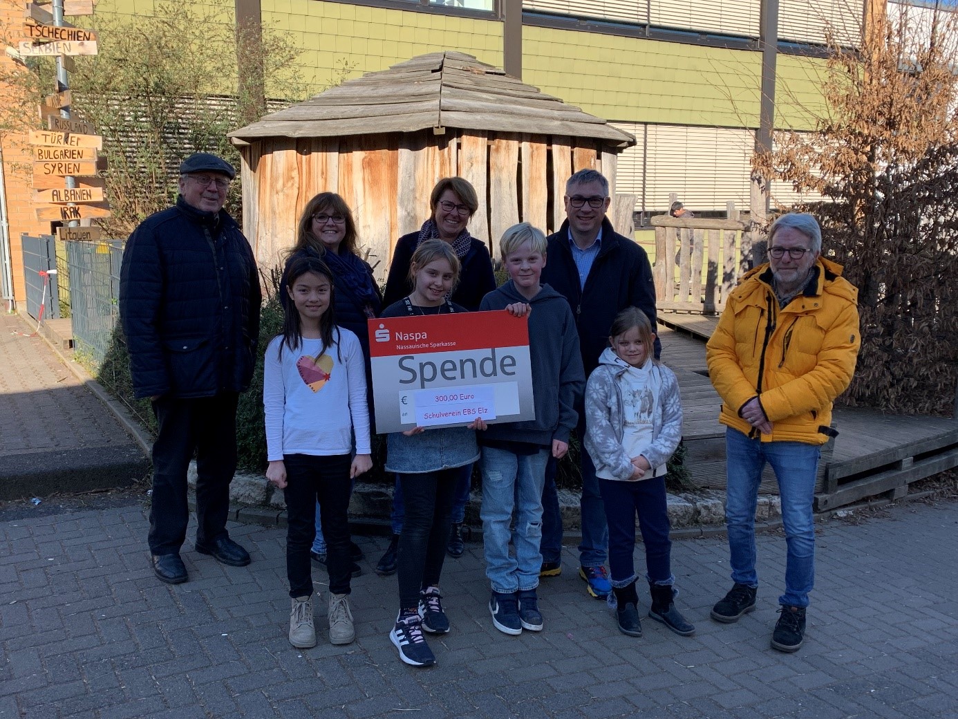 Spendenübergabe für weitere Sitzmöglichkeiten in der Erlenbachschule